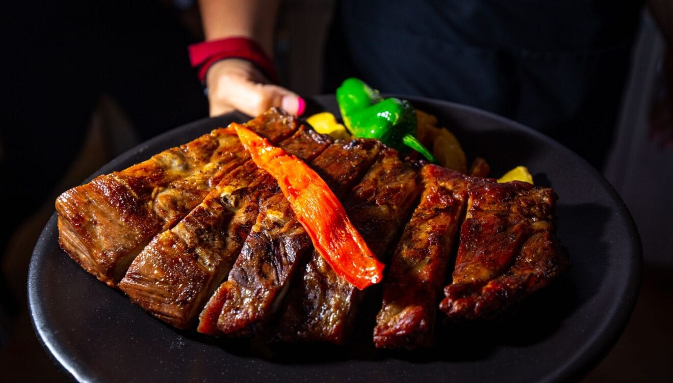 Gran variedad de platos de carnes a la brasa con guarnición