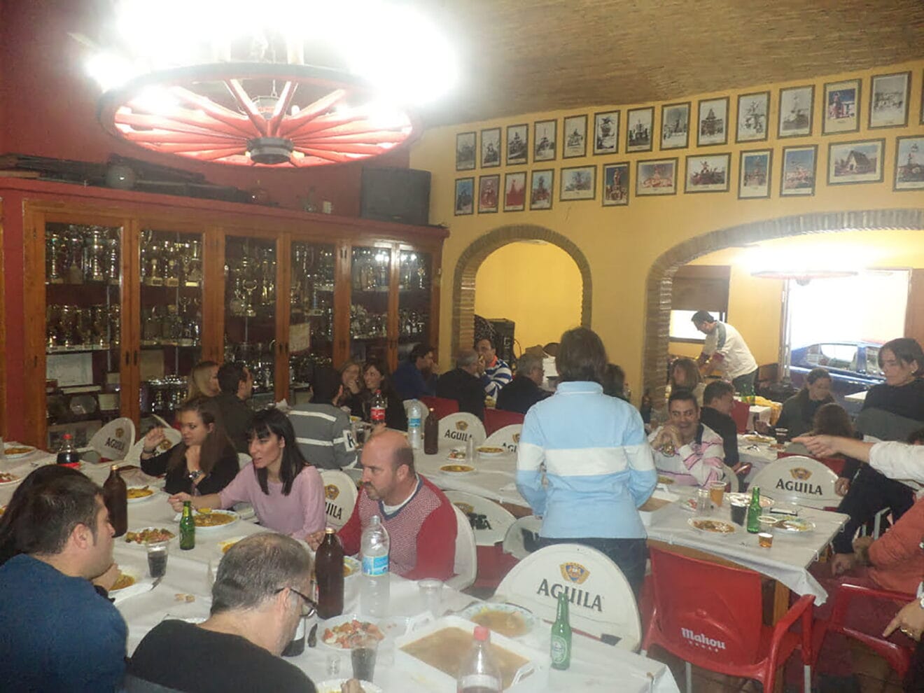 Imagen de archivo de una cena en el casal de la Falla Oeste