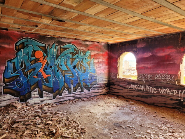 Imagen: Interior de uno de los edificios abandonados