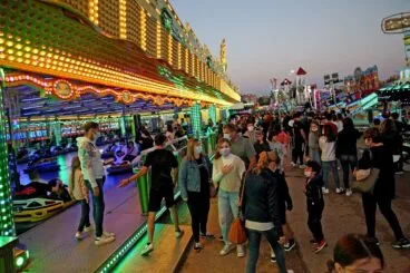 Jóvenes disfrutando de la feria de Dénia