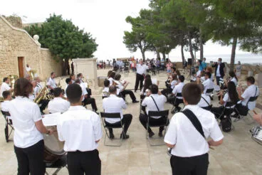 La Agrupación Artística Musical interpretando el himno en el Nou d’Octubre