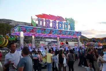 La atracción Dragón en la feria