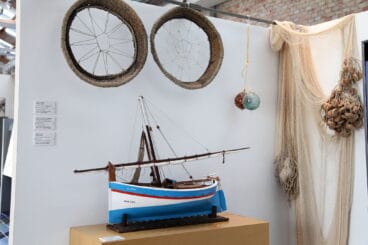 Laúd Don José y, sobre él, un farol, un capazo de palangres y boyas