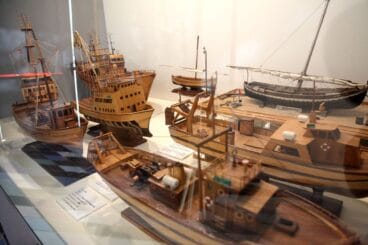 Maquetas de embarcaciones pesqueras en la exposición del Museu de la Mar