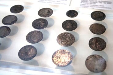 Monedas de oro y de plata con el escudo de Carlos IV y Carlos III