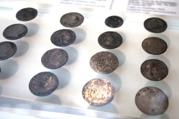 Monedas de oro y de plata con el escudo de Carlos IV y Carlos III