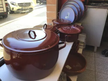 Ollas esmaltadas color teja en Coloma 2 Ferreteros