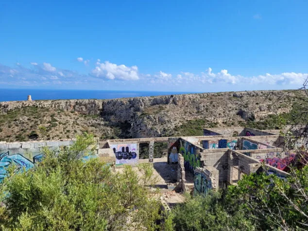 Imagen: Paredes llenas de murales en el Pueblo Fantasma