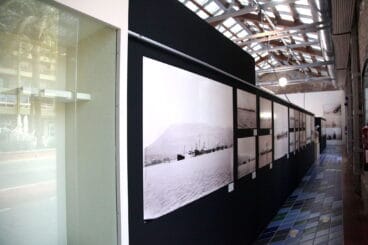 Pasillo de exposición de fotografías en el Museu de la Mar