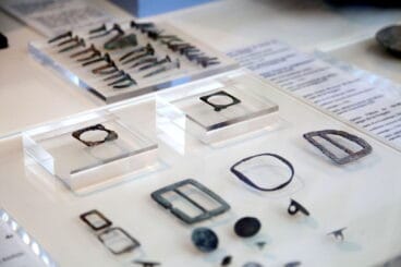 Piezas de muebles, llaves y porta velas de finales del siglo XVIII