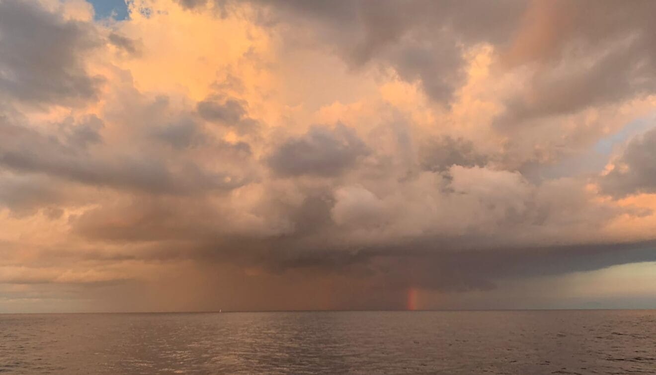 Principio de arcoíris que señala el puerto de Dénia