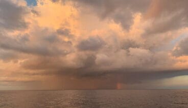 Principio de arcoíris que señala el puerto de Dénia