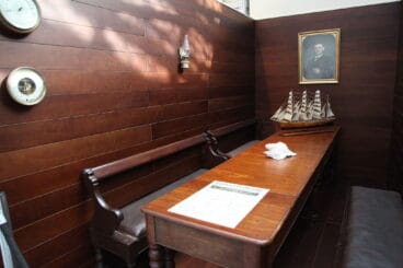 Replica del interior del barco Santa Ana con distintas piezas originales