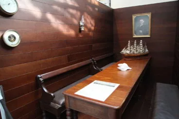 Replica del interior del barco Santa Ana con distintas piezas originales