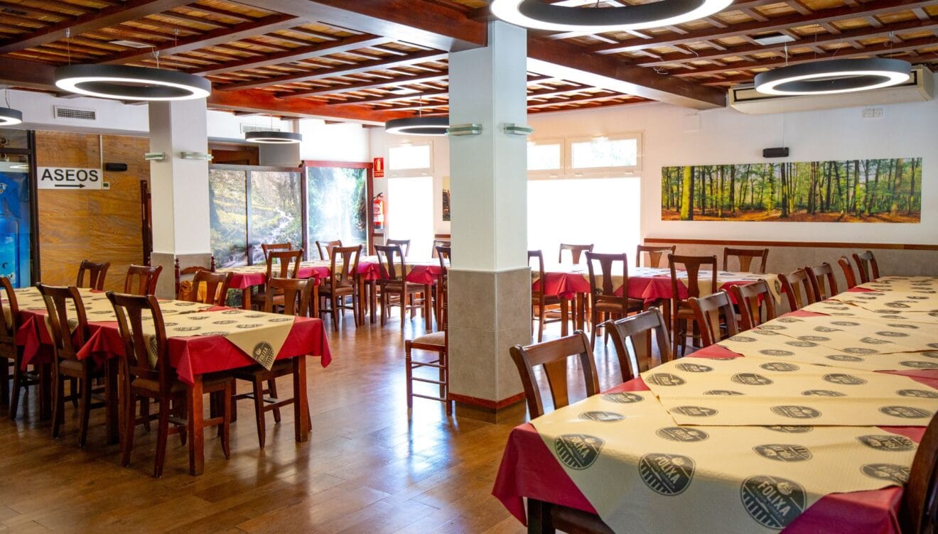 Salón interior con gran capacidad en Folixa Asador Sidrería