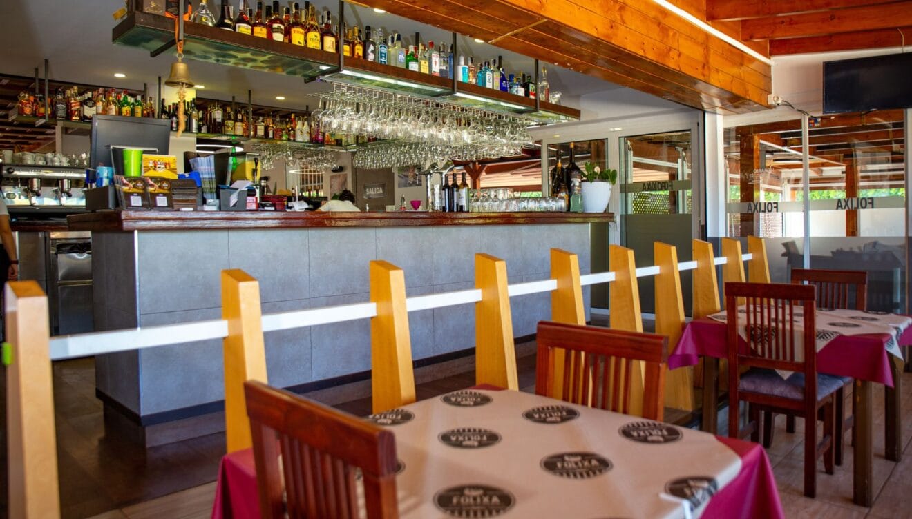 Salón interior junto a la barra de Folixa Asador Sidrería