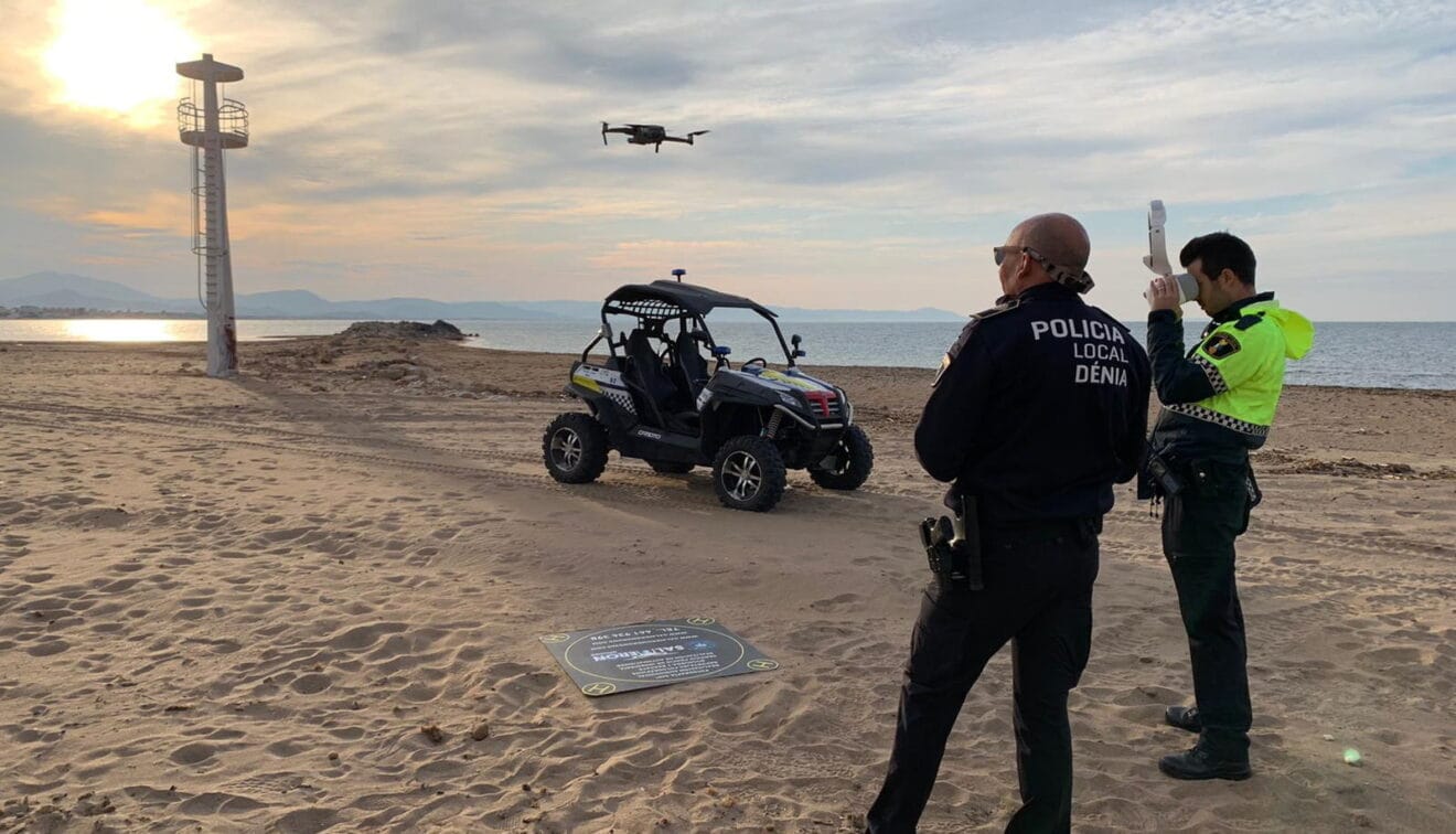 Sevicio de vigilancia de la Policía Local en la costa de Dénia