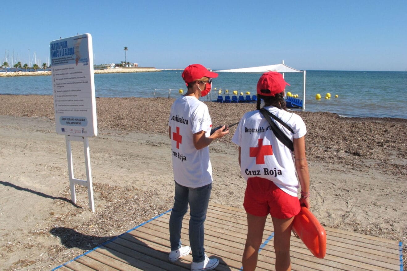 Socorristas de Cruz Roja Dénia vigilando en una playa