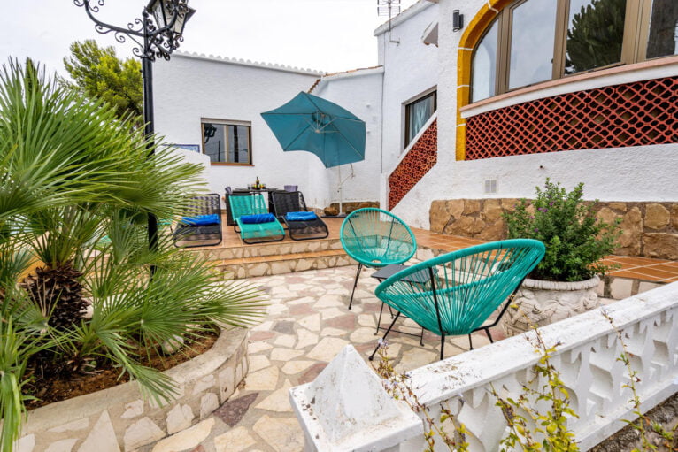 Terraza espaciosa con hamacas en villa de Aguila Rent a Villa