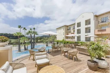 terraza exterior en hotel denia marriott la sella golf resort spa
