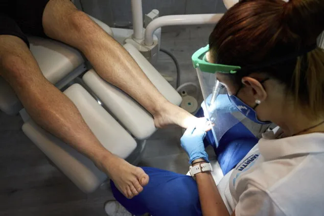 Pie diabético: descubre la importancia de su cuidado con esta clínica podológica 1 Imagen: Tratamientos podológicos en Clínica Podológica Estévez