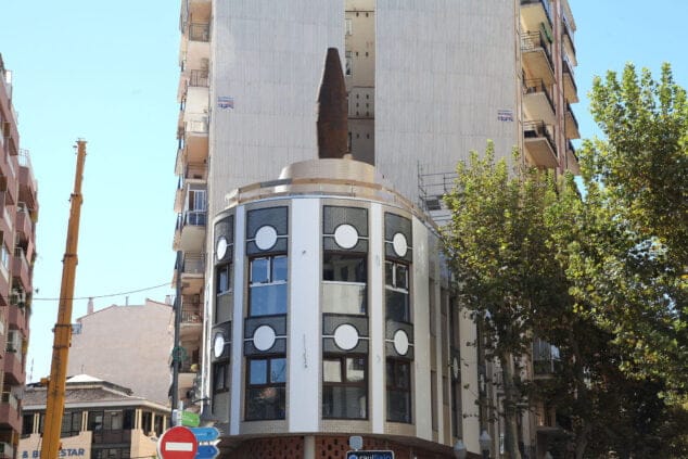 Imagen: Tronco de la escultura en lo alto del hotel