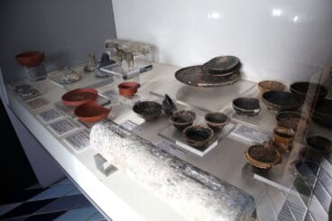 Vajillas de cerámica de distinta procedencia y un lingote de plomo