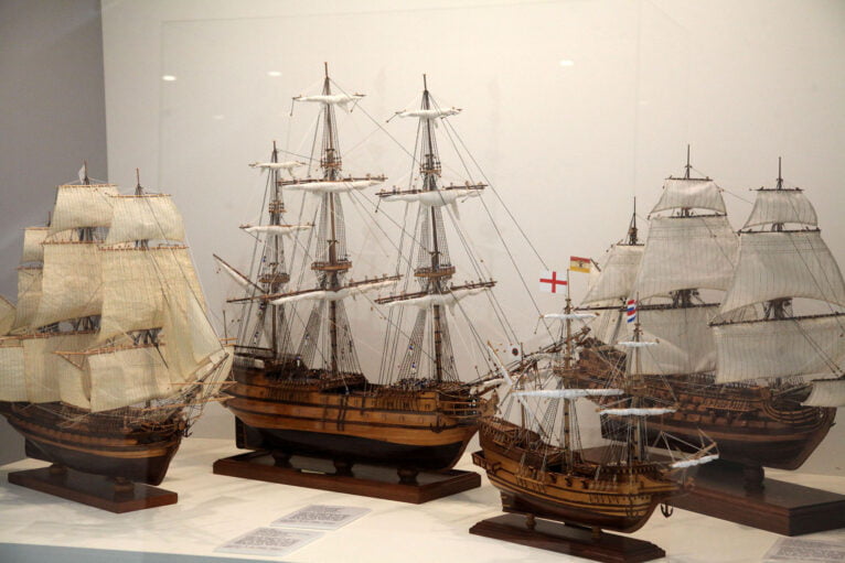 Varios navíos expuestos en el Museu de la Mar