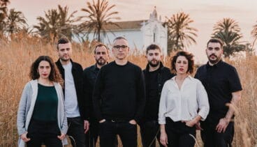 xavi sarria en el centro junto al resto de su banda