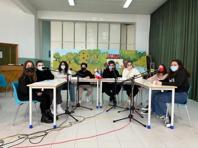 Imagen: Alumnos del IES Sorts de la Mar en el proyecto de webradio