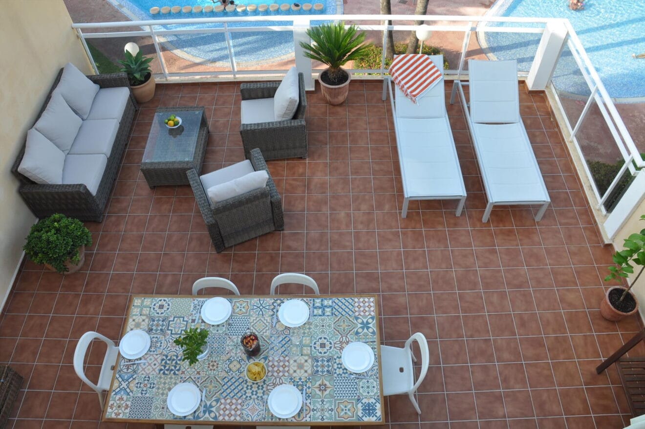 Amplia terraza privada bien equipada en apartamento de los Jardines de Dénia con Aguila Rent a Villa