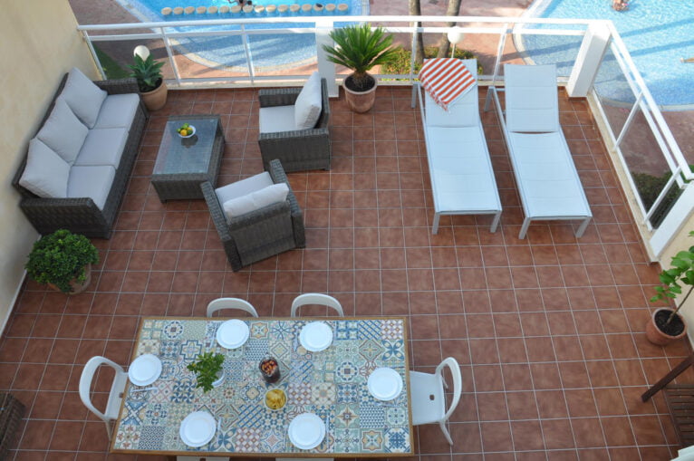 Große, gut ausgestattete private Terrasse in einer Wohnung in den Jardines de Dénia mit Aguila Rent a Villa