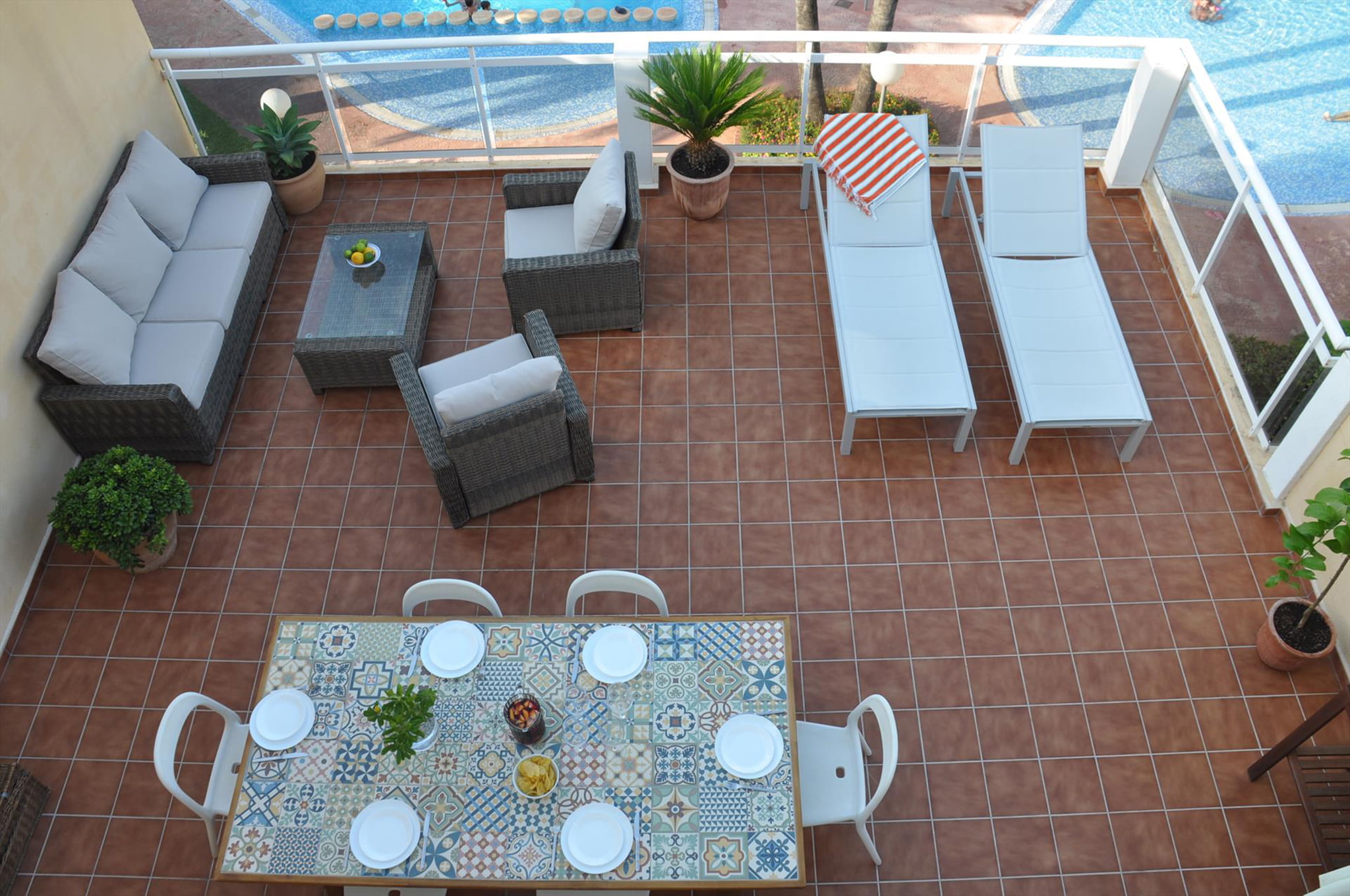 Amplia terraza privada bien equipada en apartamento de los Jardines de Dénia con Aguila Rent a Villa