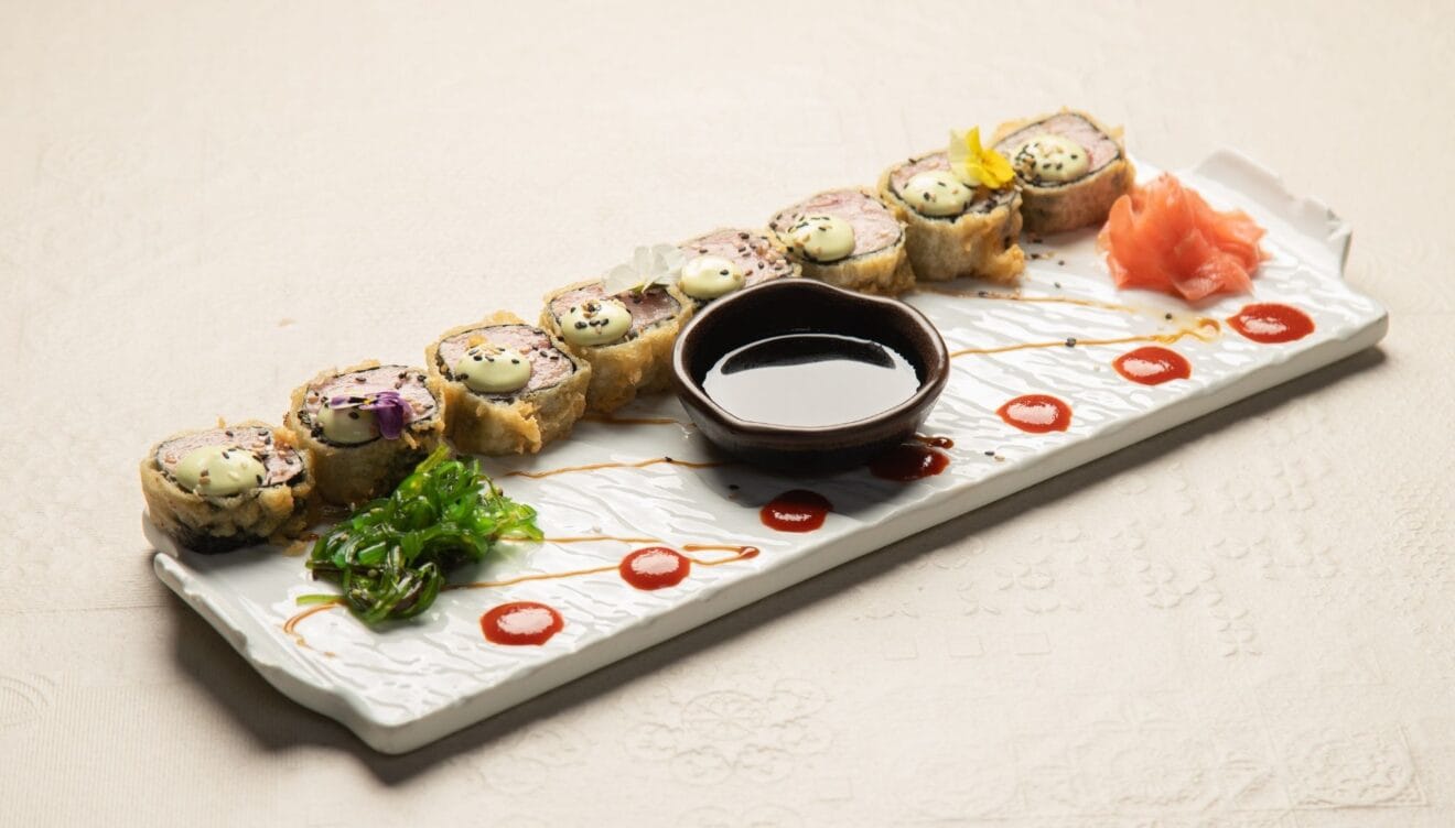 Atún Hiroshi enrrollado en algas marinas, con mayonesa de wasabi y salsa siracha