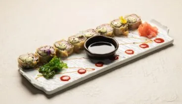 Atún Hiroshi enrrollado en algas marinas, con mayonesa de wasabi y salsa siracha