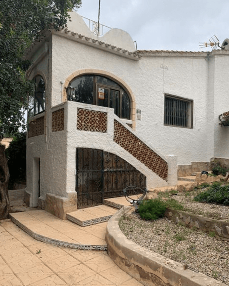 Fachada del chalé ubicado a las faldas del Montgó