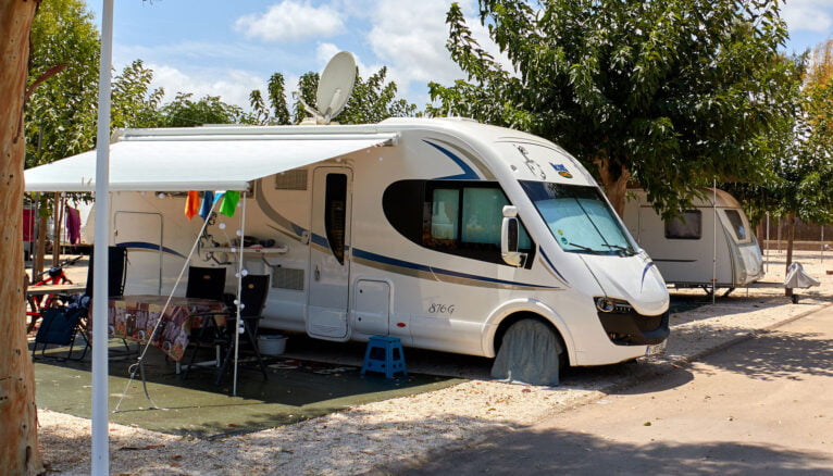 Caravana acampada en la zona habilitada a ello en Camping Jávea