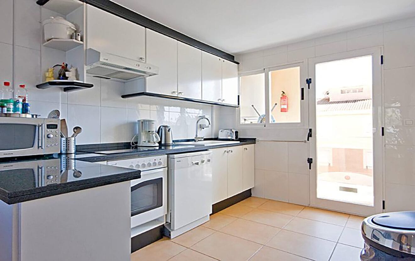 Cocina americana abierta al salón en apartamento de Aguila Rent a Villa