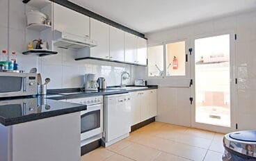 Cocina americana abierta al salón en apartamento de Aguila Rent a Villa