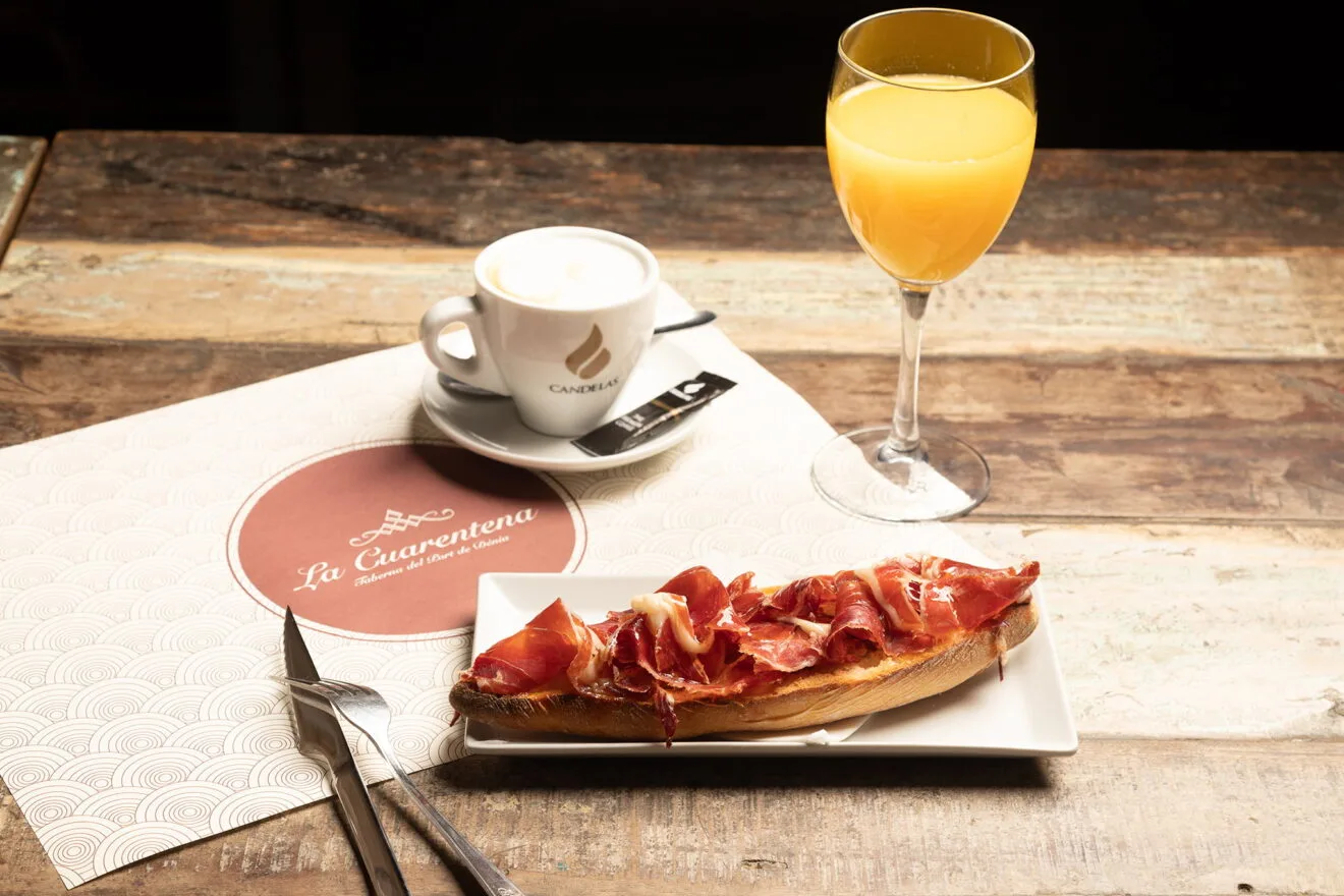 Tostada con jamón ibérico en La Cuarentena