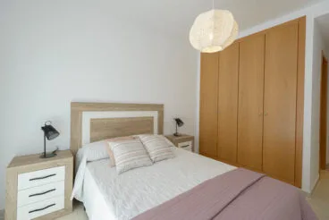 Dormitorio con armarios empotrados