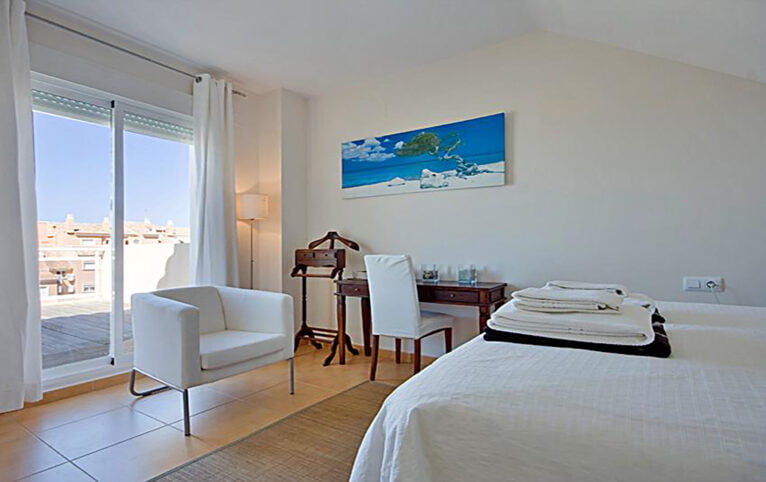Dormitorio doble y luminoso en apartamento de Aguila Rent a Villa