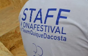 Dorsal de los staff del festival D*na