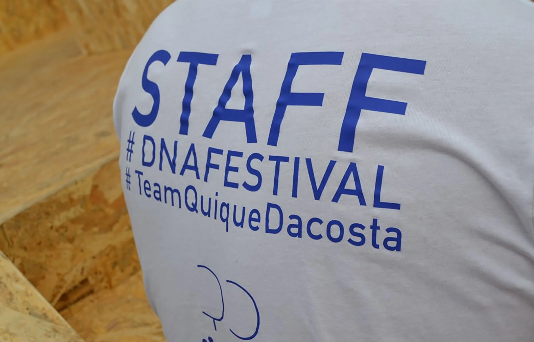 Dorsal de los staff del festival D*na