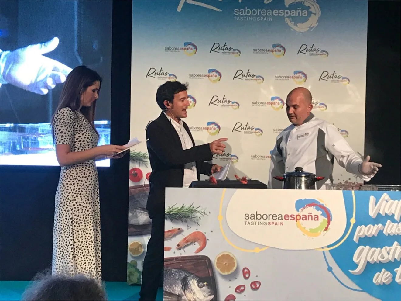 El chef, Ximo Pastor en el showcooking de la feria