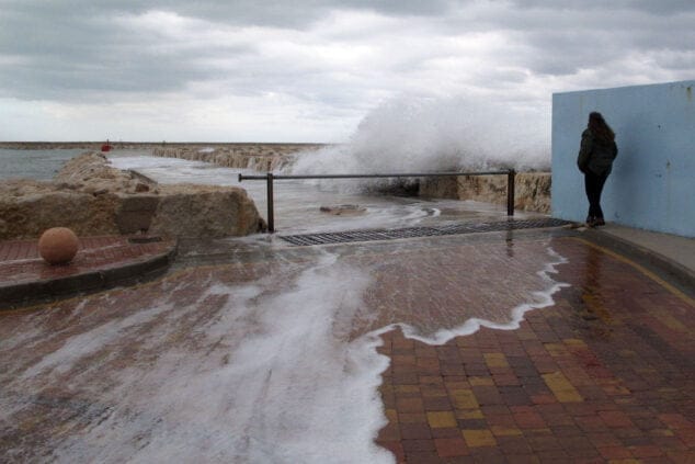 Así se vive el temporal de mar que ha obligado a la AEMET a activar en Dénia la alerta amarilla 1 Imagen: El mar supera la escollera sur de Dénia e invade la carretera