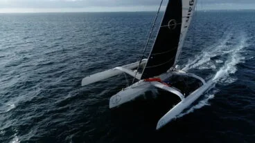el trimaran con el que llevaran a cabo el reto