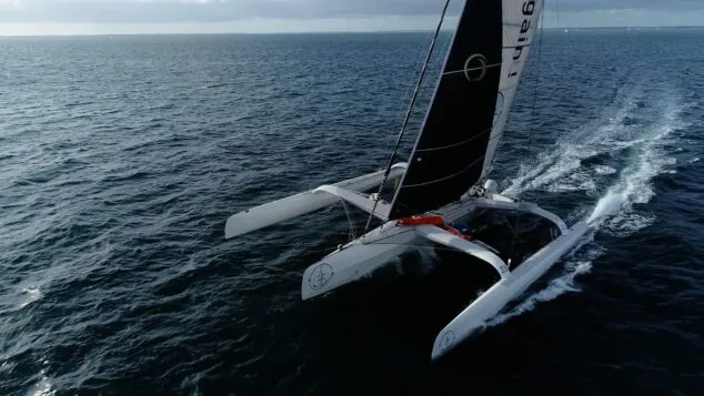 Imagen: El trimarán con el que llevarán a cabo el reto