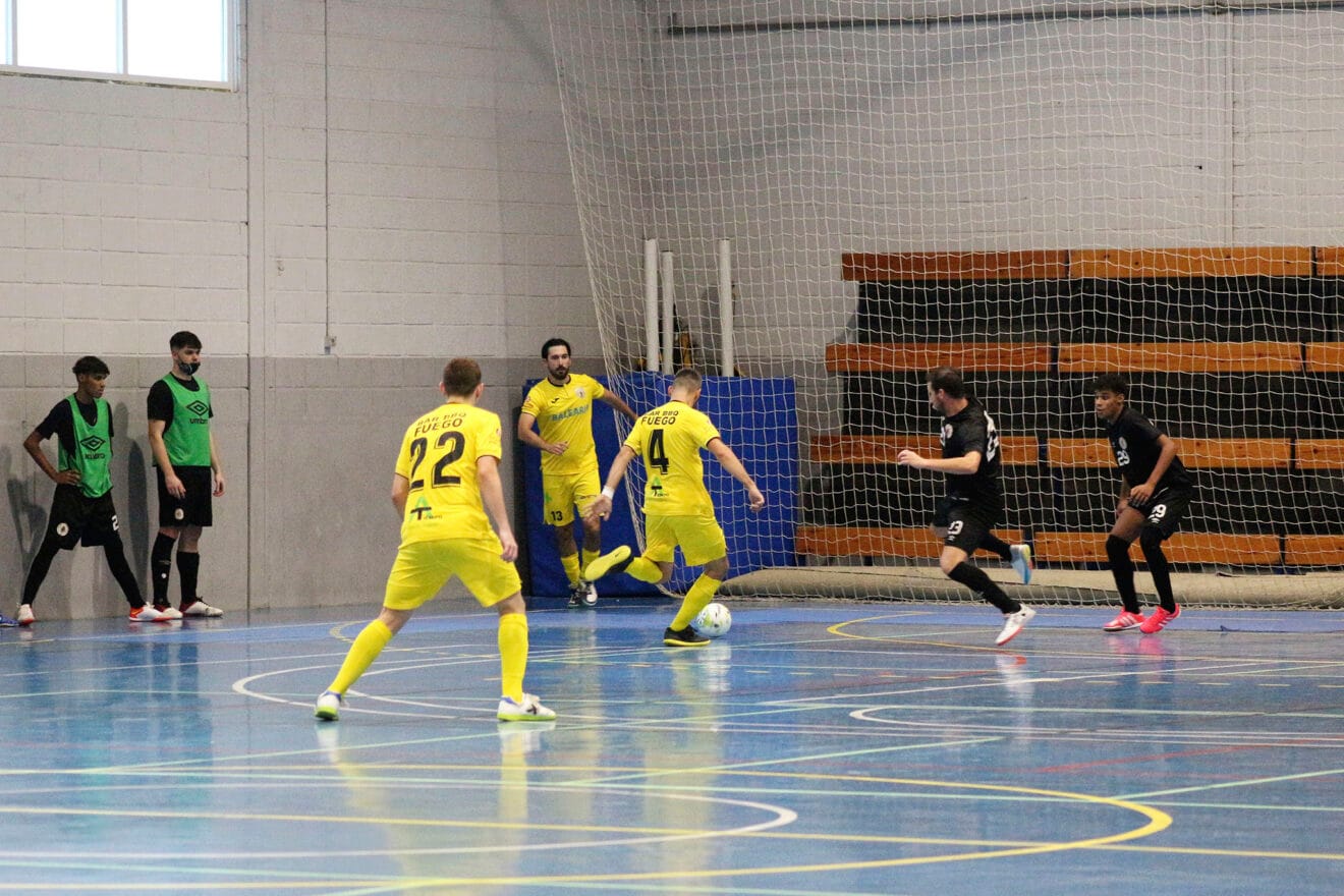 Equipo dianense frente a la portería rival de Elda