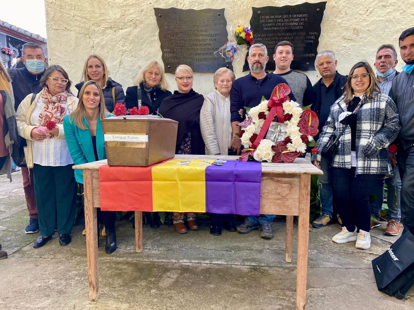 Familiares de Enrique Fuster, en el centro su única hija con vida, junto a sus restos en el cementerio de Dénia